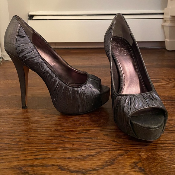 Vince Camuto 5.5 Pewter Peep Toe Pumps
